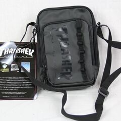 【10%OFF】ユニセックス　ショルダーバッグ　サコッシュ THRASHER TH-T タテショルダー 3L　BLACK / BLACK　送料無料　の画像