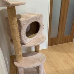 【キャットタワー】高さ115・横幅50・奥行40ｃｍ位・【猫トイレ】大］横幅67・奥行35・高さ35の画像