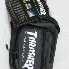 【10%OFF】ユニセックス　ショルダーバッグ　サコッシュ THRASHER TH-T タテショルダー 3L　BLACK / WHITE　送料無料の画像