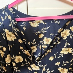 VIS 花柄ブラウス　Vネックの画像