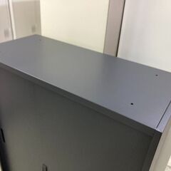 中古　美品　スチール製　 書庫　 引戸書庫　 鍵付き 　引き違い書庫　スチール書庫　収納キャビネット　ロータイプ　3段　ローキャビネット　ブラック　幅880×奥400×高さ1110mm　愛知　一宮市　江南市　稲沢市　名古屋　岐阜　各務ヶ原　羽島　三重　グッドプライス一宮の画像