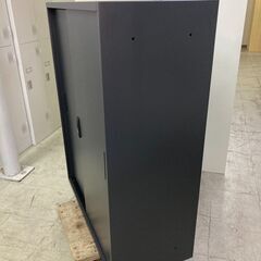 中古　美品　スチール製　 書庫　 引戸書庫　 鍵付き 　引き違い書庫　スチール書庫　収納キャビネット　ロータイプ　3段　ローキャビネット　ブラック　幅880×奥400×高さ1110mm　愛知　一宮市　江南市　稲沢市　名古屋　岐阜　各務ヶ原　羽島　三重　グッドプライス一宮の画像