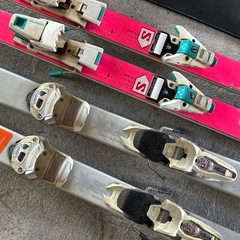 スキー板2枚、スノボ板2枚の画像