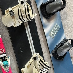 スキー板2枚、スノボ板2枚の画像