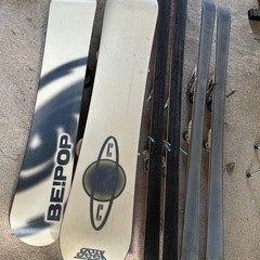 スキー板2枚、スノボ板2枚の画像