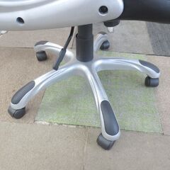 デスクチェア 昇降 肘付き OAチェア 合皮 黒×白  オフィスチェア ブラック×ホワイト 札幌 北20条店の画像