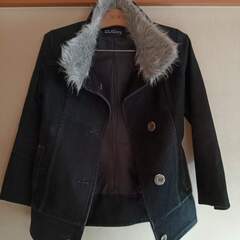 黒のファー付きジャケットですの画像