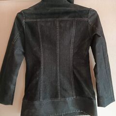 黒のファー付きジャケットですの画像