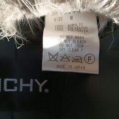 黒のファー付きジャケットですの画像