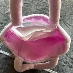 ピンクのもこもこバッグの画像