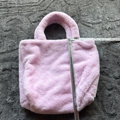 ピンクのもこもこバッグの画像