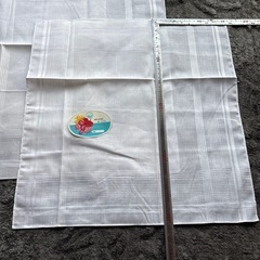 白い綿のハンカチ3枚と、レノマの箱入りハンカチ
の画像