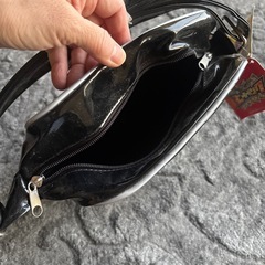 ヒーローバンク　エナメルショルダーバッグ　黒の画像