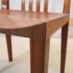 KAGURA(家具蔵)のウォールナット無垢材を使用したRESTA(レスタ) ダイニングチェア2脚セット。直線的でありながら有機的な曲面を使用したアームレスチェアはナチュラルモダンや北欧スタイルにも♪の画像