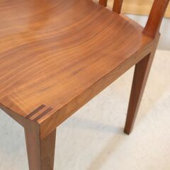 KAGURA(家具蔵)のウォールナット無垢材を使用したRESTA(レスタ) ダイニングチェア2脚セット。直線的でありながら有機的な曲面を使用したアームレスチェアはナチュラルモダンや北欧スタイルにも♪の画像