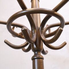 アンティーク調のベントウッド コートハンガーです。曲木の美しいラインが目を惹くポールハンガーは玄関はもちろんリビングのアクセントにも♪店舗什器にもおススメのクラシックなハットスタンドです。の画像