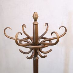 アンティーク調のベントウッド コートハンガーです。曲木の美しいラインが目を惹くポールハンガーは玄関はもちろんリビングのアクセントにも♪店舗什器にもおススメのクラシックなハットスタンドです。の画像