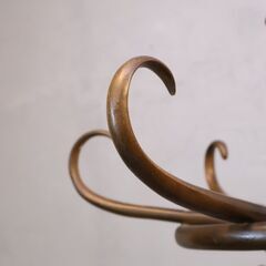 アンティーク調のベントウッド コートハンガーです。曲木の美しいラインが目を惹くポールハンガーは玄関はもちろんリビングのアクセントにも♪店舗什器にもおススメのクラシックなハットスタンドです。の画像