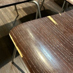 ダークブラウンの木製ダイニングチェア、シンプルなデザインで11脚セットの画像