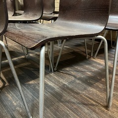 ダークブラウンの木製ダイニングチェア、シンプルなデザインで11脚セットの画像