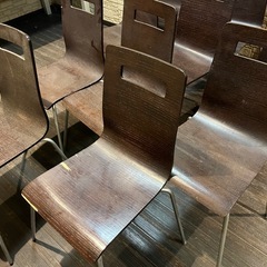 ダークブラウンの木製ダイニングチェア、シンプルなデザインで11脚セットの画像