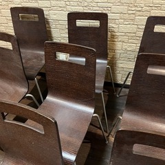 ダークブラウンの木製ダイニングチェア、シンプルなデザインで11脚セットの画像