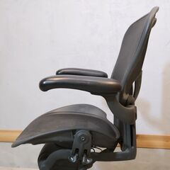 HermanMiller(ハーマンミラー)よりアーロンチェア/Bサイズです！座った時に座面や背面が柔軟にフィットし、長時間のオフィスワークでも活躍するデスクチェアです♪在宅ワークにもおススメです！の画像