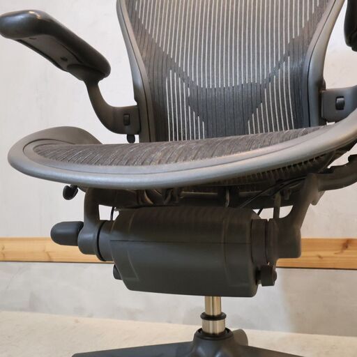 HermanMiller(ハーマンミラー)よりアーロンチェア/Bサイズです！座った時に座面や背面が柔軟にフィットし、長時間のオフィスワークでも活躍するデスクチェアです♪在宅ワークにもおススメです！