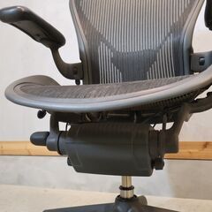 HermanMiller(ハーマンミラー)よりアーロンチェア/Bサイズです！座った時に座面や背面が柔軟にフィットし、長時間のオフィスワークでも活躍するデスクチェアです♪在宅ワークにもおススメです！の画像