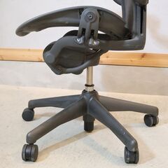 HermanMiller(ハーマンミラー)よりアーロンチェア/Bサイズです！座った時に座面や背面が柔軟にフィットし、長時間のオフィスワークでも活躍するデスクチェアです♪在宅ワークにもおススメです！の画像