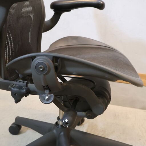 HermanMiller(ハーマンミラー)よりアーロンチェア/Bサイズです！座った時に座面や背面が柔軟にフィットし、長時間のオフィスワークでも活躍するデスクチェアです♪在宅ワークにもおススメです！