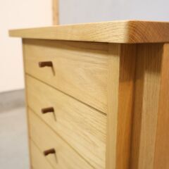オーク材の明るい色合いとナチュラルな質感が魅力の5段チェストです。スクエアタイプのシンプルなデザインで小ぶりなコンパクトチェスト。北欧風やナチュラルテイストにオススメ♪ の画像