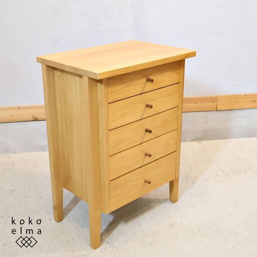 オーク材の明るい色合いとナチュラルな質感が魅力の5段チェストです。スクエアタイプのシンプルなデザインで小ぶりなコンパクトチェスト。北欧風やナチュラルテイストにオススメ♪