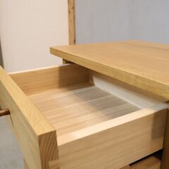 オーク材の明るい色合いとナチュラルな質感が魅力の5段チェストです。スクエアタイプのシンプルなデザインで小ぶりなコンパクトチェスト。北欧風やナチュラルテイストにオススメ♪ の画像