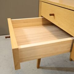 テーパーレッグのスッキリとしたデザインが魅力のリビングチェストです。スクエアタイプのシンプルなデザインでコンソールテーブルとしても使用できます。北欧風やナチュラルテイストにオススメ♪ の画像