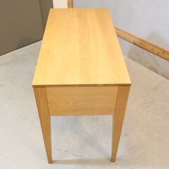 テーパーレッグのスッキリとしたデザインが魅力のリビングチェストです。スクエアタイプのシンプルなデザインでコンソールテーブルとしても使用できます。北欧風やナチュラルテイストにオススメ♪ の画像