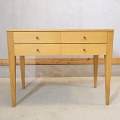 テーパーレッグのスッキリとしたデザインが魅力のリビングチェストです。スクエアタイプのシンプルなデザインでコンソールテーブルとしても使用できます。北欧風やナチュラルテイストにオススメ♪ の画像