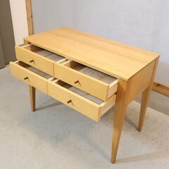 テーパーレッグのスッキリとしたデザインが魅力のリビングチェストです。スクエアタイプのシンプルなデザインでコンソールテーブルとしても使用できます。北欧風やナチュラルテイストにオススメ♪ の画像