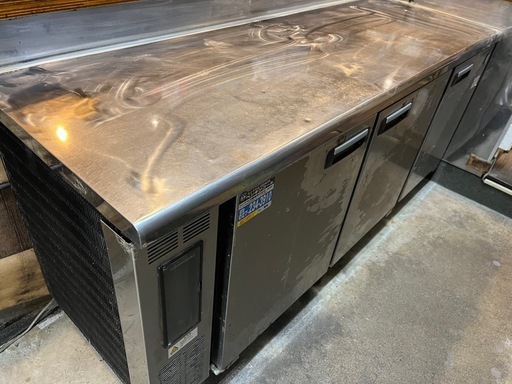 HOSHIZAKIステンレス製の3ドア冷蔵庫