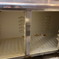 HOSHIZAKIステンレス製の3ドア冷蔵庫の画像