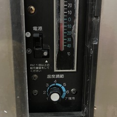 HOSHIZAKIステンレス製の3ドア冷蔵庫の画像