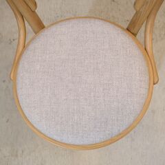 IDC大塚家具取り扱いの日本で唯一の曲木家具専門ブランド秋田木工の"No.1006" オーク材 ベントウッドチェアです！！アンティーク調のレトロなデザインがお部屋のアクセントになるダイニングチェア♪の画像