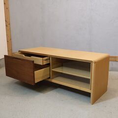 IDC OTSUKA(大塚家具)で取り扱われていたnissin(日進木工) メアリー テレビボード。引出の前板のみウォールナット材が使用されアクセントに！丸みのある優しいフォルムのローボードです♪の画像