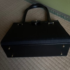 黒いバッグの画像