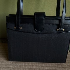 黒いバッグの画像