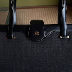 黒いバッグの画像