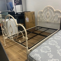 laura ashly ローラ　アシュレイ　セミダルベットフレームの画像