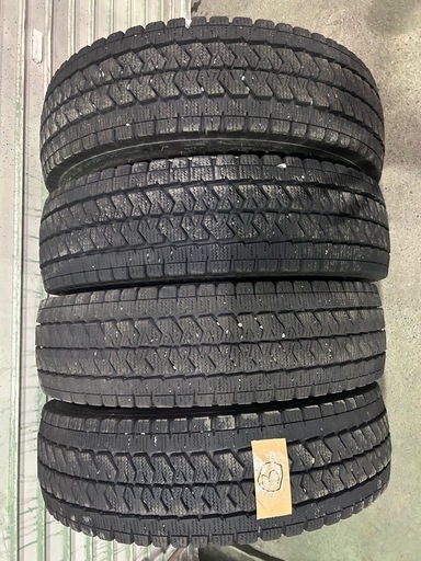 値下げ‼️ハイエース　キャラバン‼️ブリヂストン　ブリザック　スタッドレスタイヤ　195/80r15 195/80/15