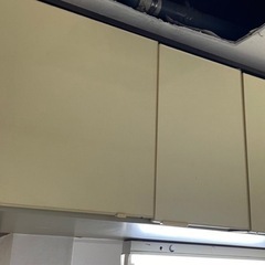 キッチン流し台、コンロ台、吊り戸棚の画像