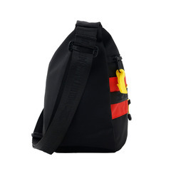 【10%OFF】ショルダーバッグ　ユニセックス MOUNTAINSMITH LANDSCAPE (BOAT FORM SHOULDER) MSCC-0005 18L BLACK / RED 送料無料の画像